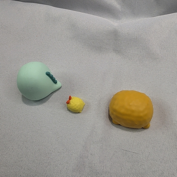 Sumikko Gurashi Vinyl Mini Figures Tokage Ebifurai No Shippo Tonkatsu G22-02 - Picture 4 of 7